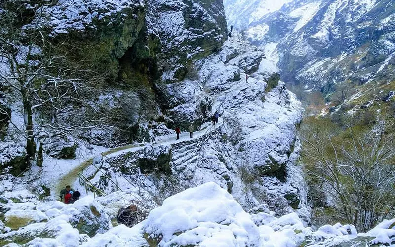 مسیر کوهنوردی درکه در زمستان برفی
