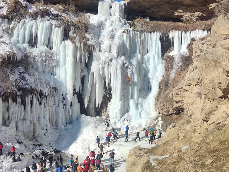 آبشار بزرگ و پرآب یخ زده در زمستان