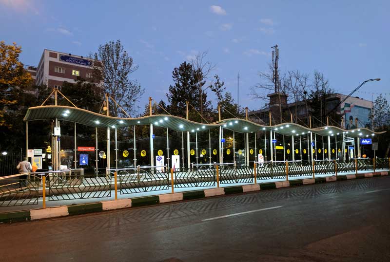 ایستگاه بی آر تی در شب