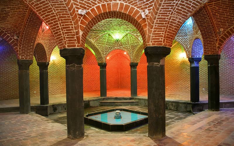 فضای داخلی حمام تاریخی با نورپردازی رنگی