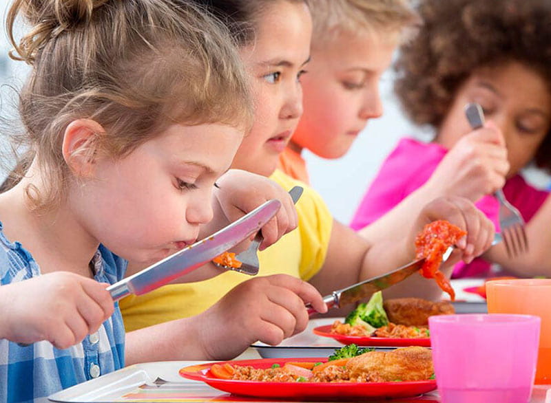 کودکان در حال خوردن غذا
