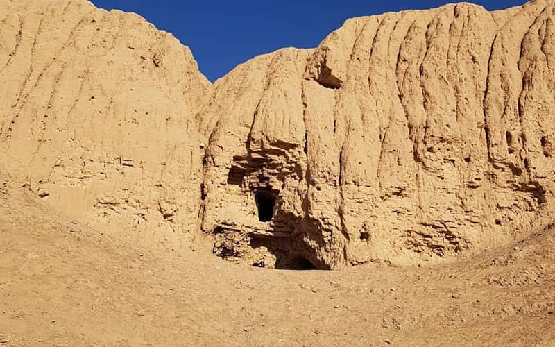 حفره ای در دیواری خشتی و تاریخی