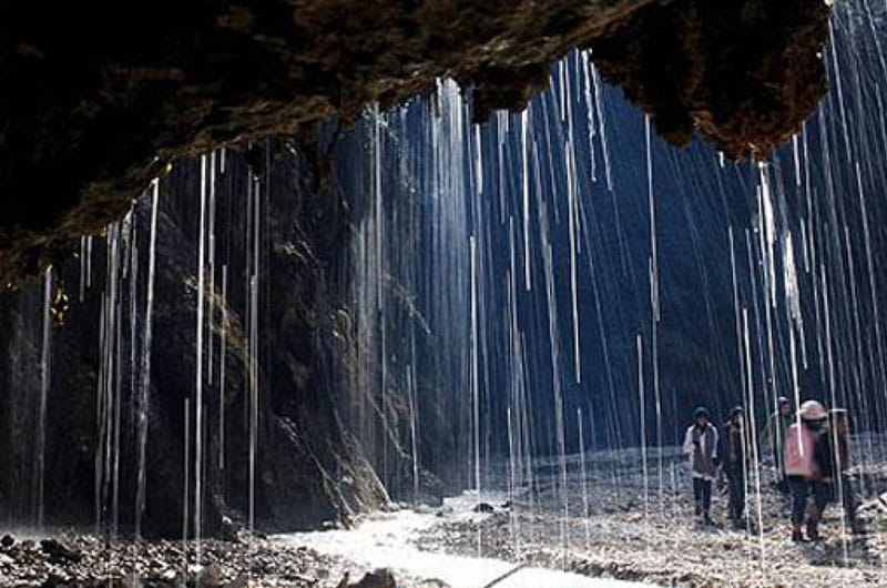 قطرات آبشار باران کوه
