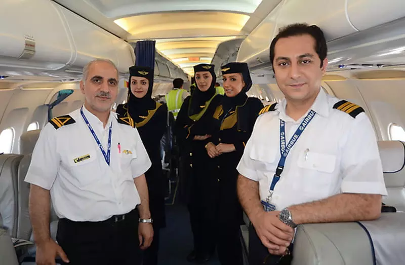 مهمانداران و پرسنل هواپیما در کابین