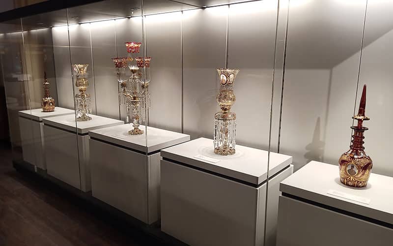 لوسترهای عتیقه در ویترین های موزه