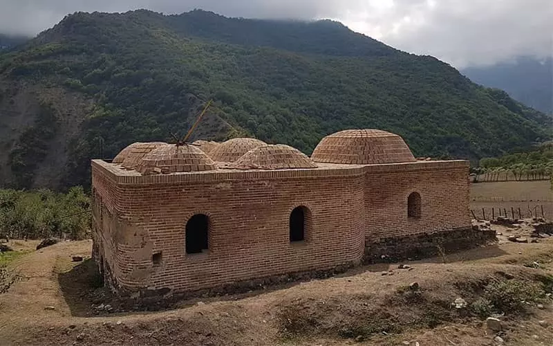 سازه ای تاریخی و مرمت شده در کوهستان