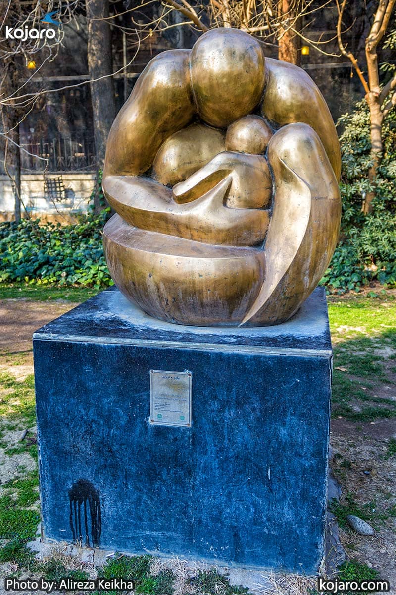 مجسمه طلایی رنگی به شکل مادر و کودک