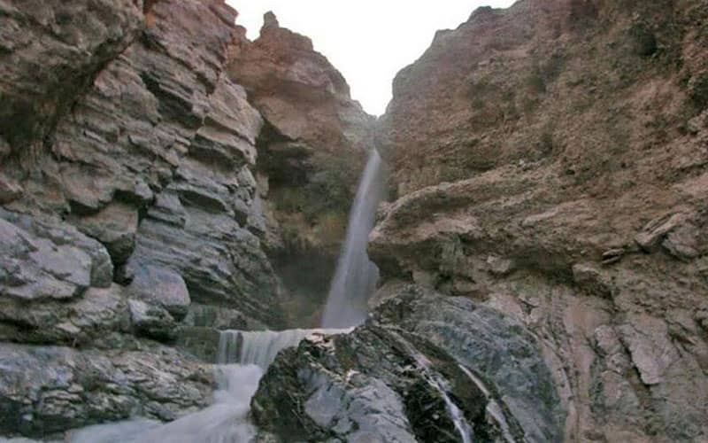 آبشار کم‌آب و مرتفع در دل کوه
