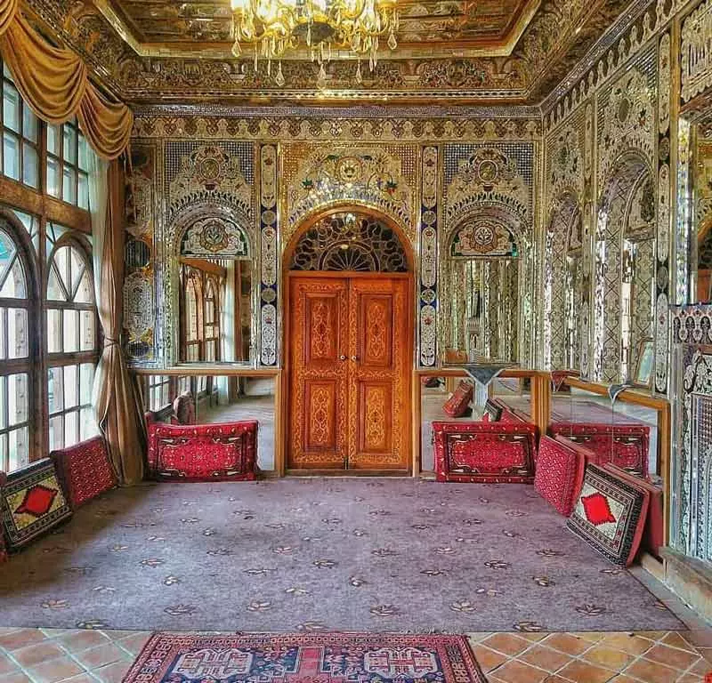 نمای داخلی خانه منطقی نژاد شیراز با فرش های دستباف و پشتی