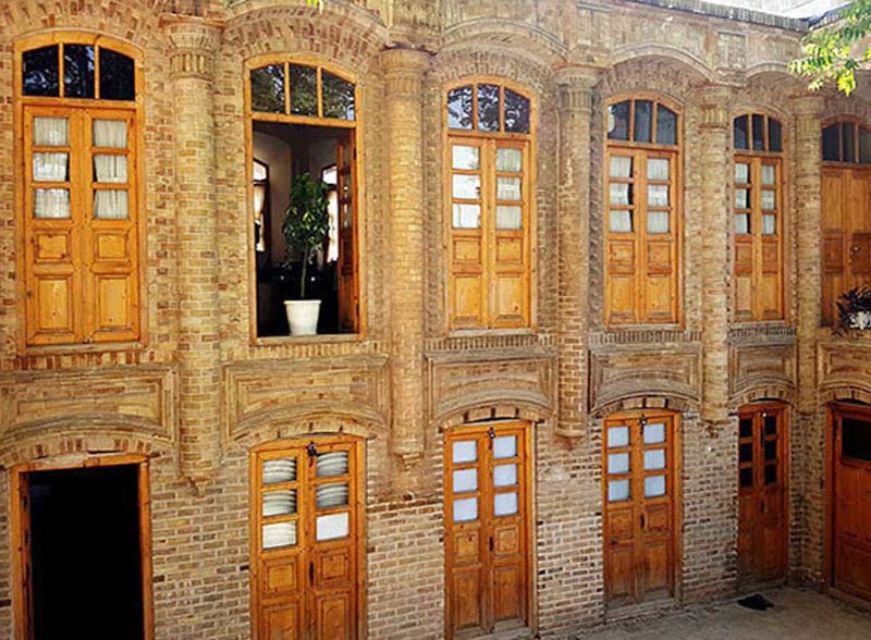 درهای چوبی عمارت توکلی شیراز رو به حیاط