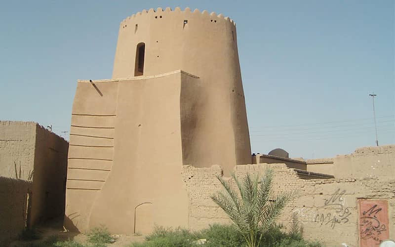 دیوار و برجی تاریخی و مرمت شده