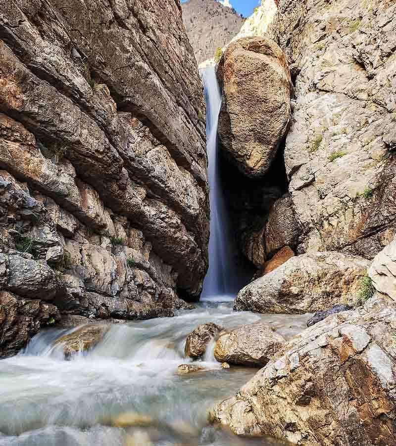 آبشار تنگه نمک میان صخره های بلند کوهستانی سی سخت