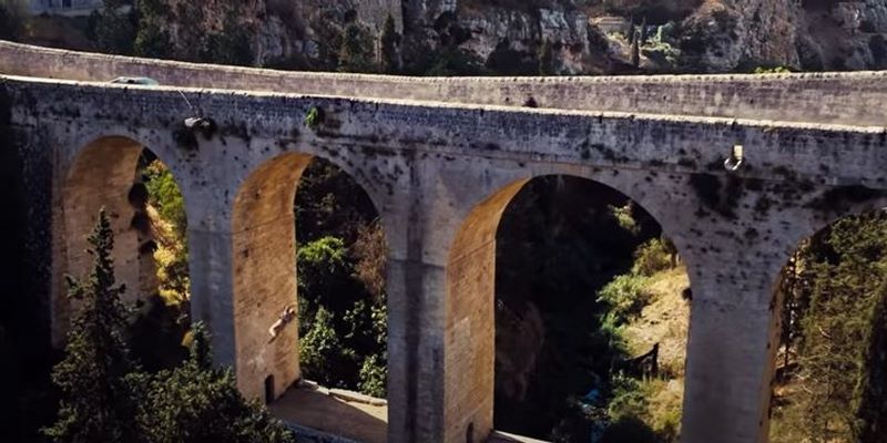 فیلم‌برداری فیلم No Time to Die در پل گراوینا بر روی قنات Madonna Della Stella در ایتالیا