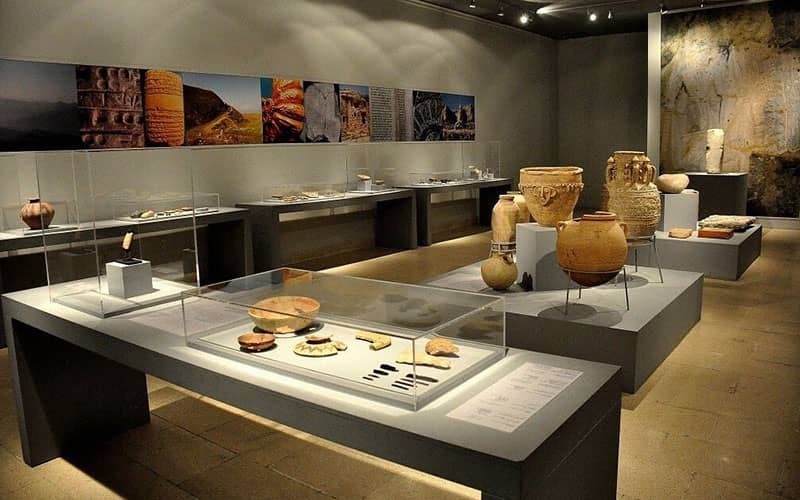 نمایش آثار تاریخی سفالی در موزه