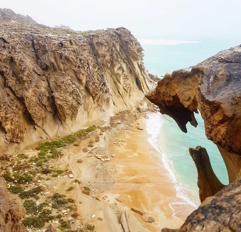 صخره های بلند گردنه عشاق بندر مقام در جوار خلیج فارس