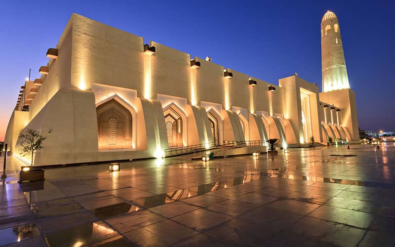 مسجدی با یک مناره و چندین طاق نما در نورپردازی شب