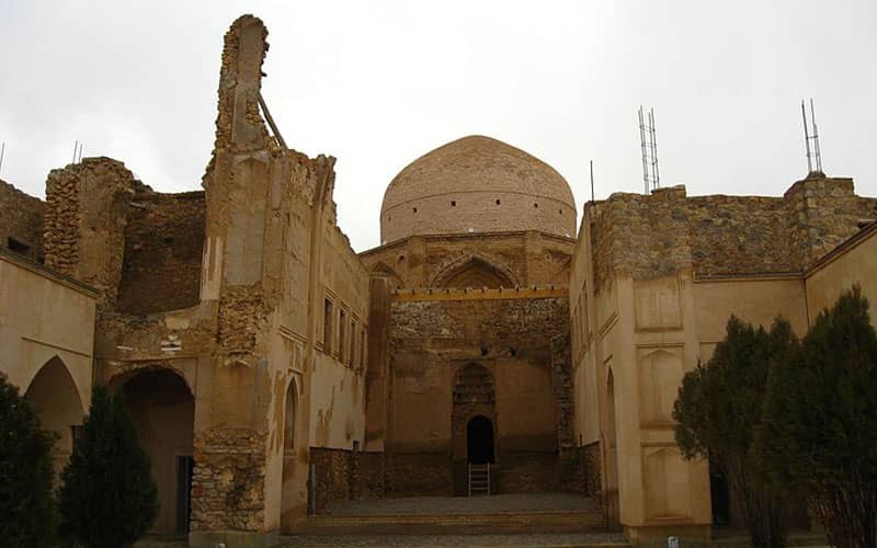 بقایای عمارتی تاریخی با گنبدی آجری