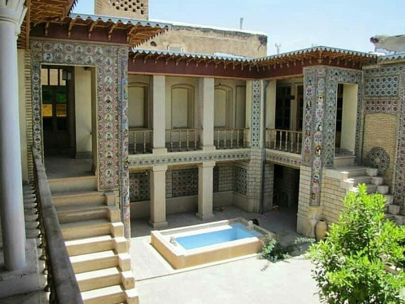 حیاط خانه ضیائیان شیراز با حوض فیروزه ای و پلکان ورودی