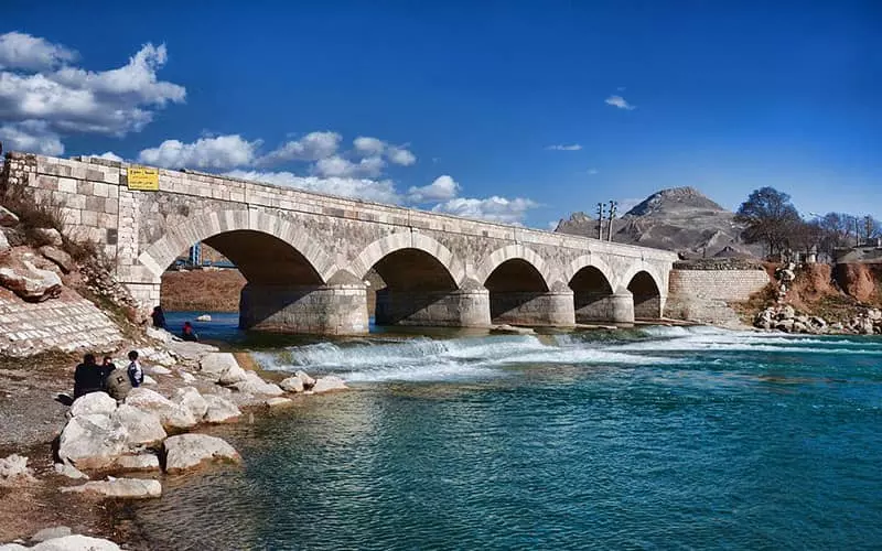 پلی تاریخی با چندین دهانه روی رودی پرآب