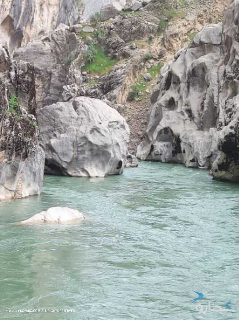 رودخانه ای پرآب در میان صخره ها