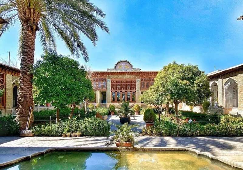 استخر مقابل ورودی عمارت زینت الملک شیراز