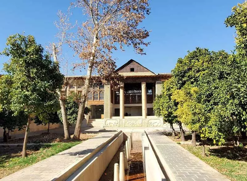 آبراه مقابل ورودی خانه محتشم شیراز میان باغ پردرخت