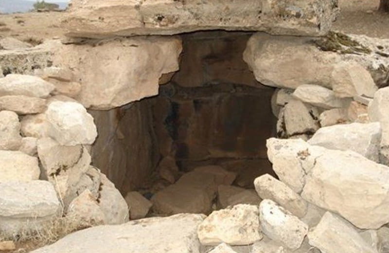 سنگ قبرهای عظیم در گورستان آهنگران ایلام