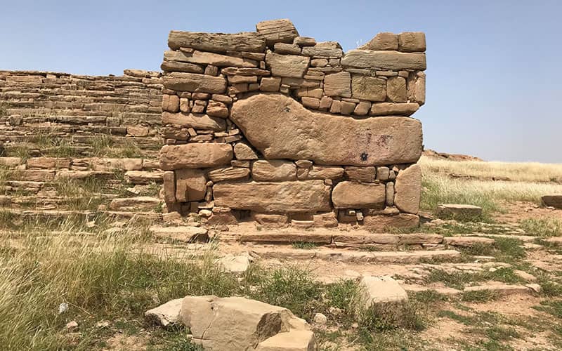 بقایای سازه ای تاریخی از سنگ های بزرگ در ابعاد مختلف