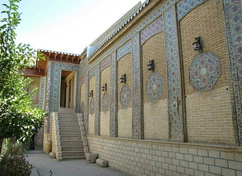 پلکان ورودی عمارت ضیائیان شیراز کنار کاشی کاری‌های دیوار