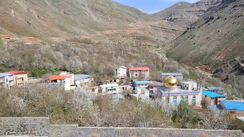 روستایی ییلاقی در وسط کوهستان