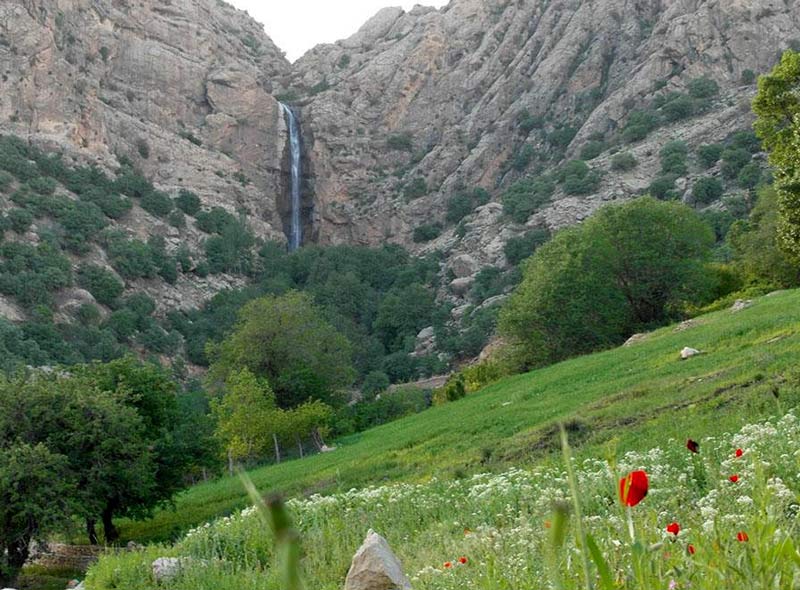آبشار بهرام بیگی در ارتفاعات کوهستانی مقابل دشت لاله واژگون