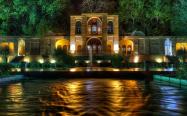 حوض بزرگ آب در عمارتی تاریخی در شب
