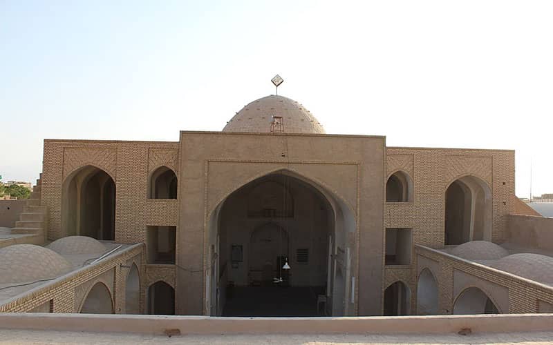 مسجدی با ایوان بزرگ و تعداد زیادی طاق نما