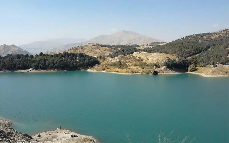 دریاچه ای فیروزه ای در احاطه کوه ها