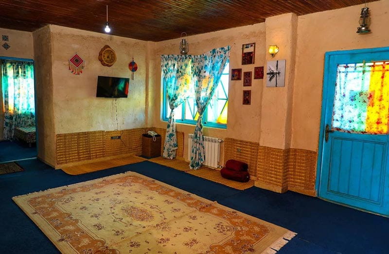 فضای داخلی اتاق های اقامتگاه بومگردی دیلباب گیلان با دیوارهای کاهگلی