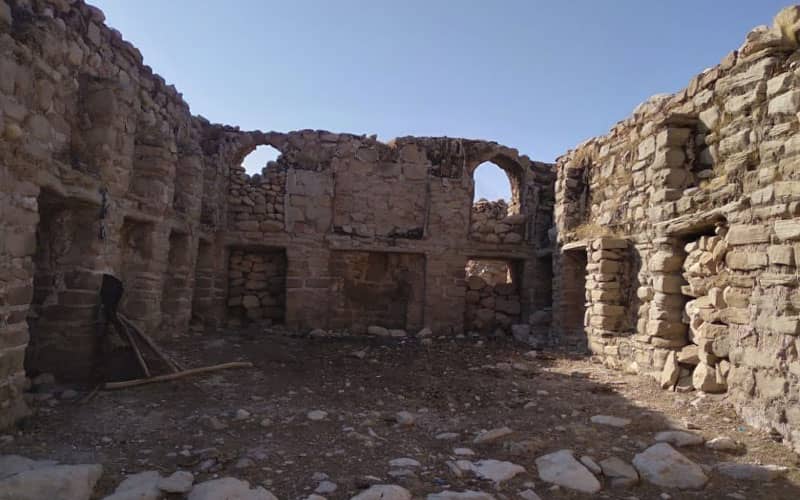 بقایای سازه ای تاریخی از سنگ