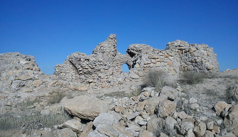 قلعه کوهزاد لرستان بالای کوه از نمای دور