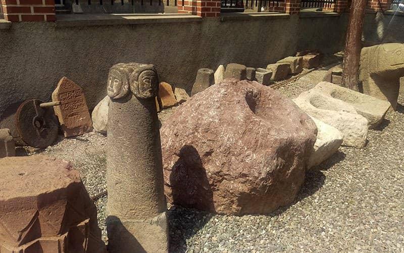 اشیای سنگی تاریخی در محوطه روباز