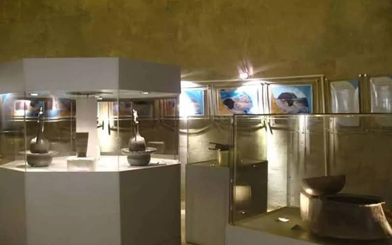 ظروف مسی قدیمی در موزه