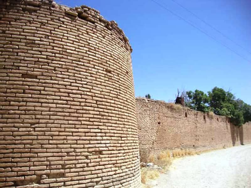 برج و دیوار قلعه ای تاریخی