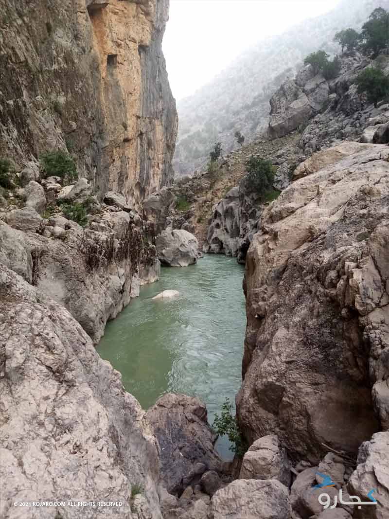 رودخانه ای پرآب در میان دره