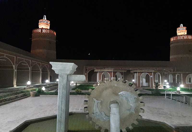 برج هفت خارون در شب