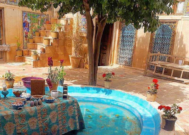 حوض فیروزه ای حیاط خانه صالحی شیراز مقابل پلکان و پنجره های عمارت