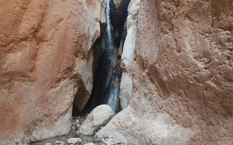 جریان آبشاری کم آب از میان صخره ها