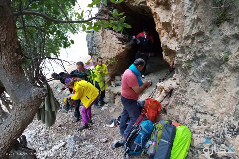 حضور کوهنوردان در کنار دهانه غار