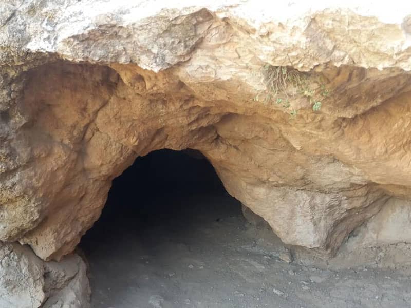 ورودی کوچک غار میرزا