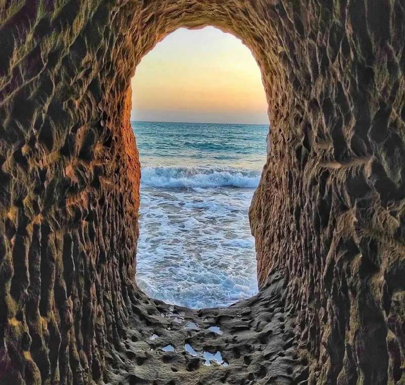 غار صخره ای در ساحل مکسر بندر مقام با چشم انداز خلیج فارس