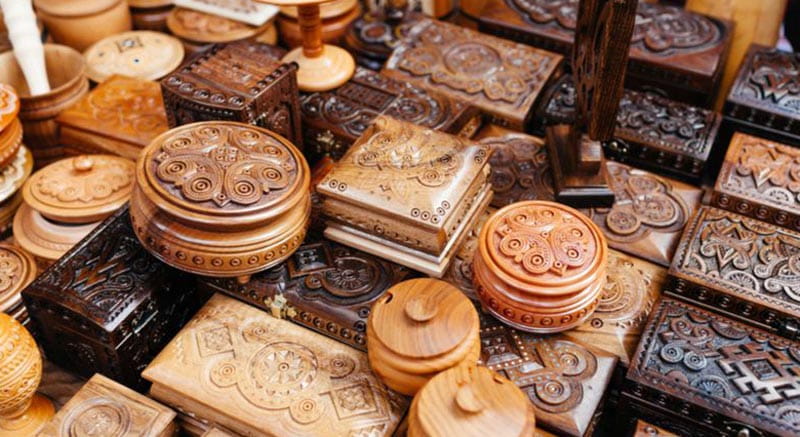 جعبه های چوبی تزئین شده در بازار قظر