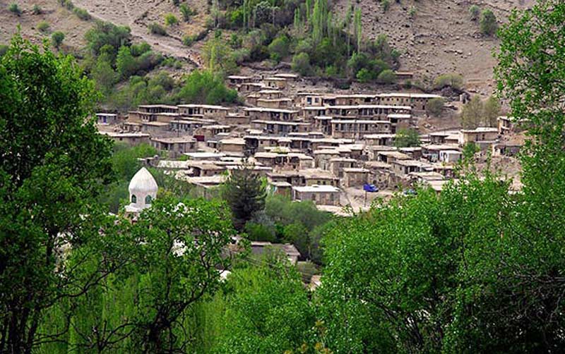 روستای پلکانی کریک سی سخت در دامنه سرسبز کوهستان