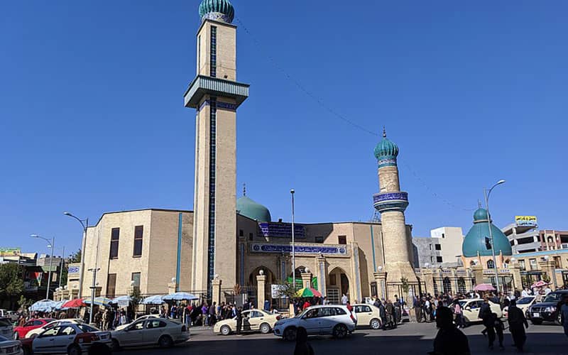 مسجدی با دو مناره و گنبد فیروزه ای